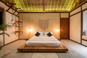 een slaapkamer met een groot bed in een kamer bij Green Escape Eco Resort in Uluwatu