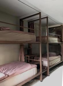Двухъярусная кровать или двухъярусные кровати в номере Chato Hostel