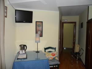 TV a/nebo společenská místnost v ubytování Hostal Coruña