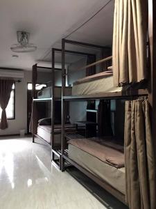 Tempat tidur susun dalam kamar di Chato Hostel