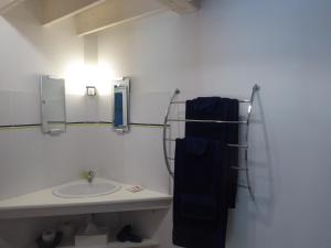 LandévantにあるKerverhのバスルーム(洗面台、鏡付)