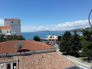 バルチクにあるАпартамент Яворの建物の屋根から海の景色を望む