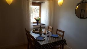 tavolo da pranzo con tovaglia bianca e nera di La Metairie & Cottages a Camors