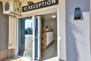 a sign on the side of a restaurant at Zara apartmani Sutomore in Sutomore