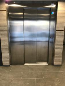 een grote metalen liftdeur in een gebouw bij Appartement Annecy Green in Annecy