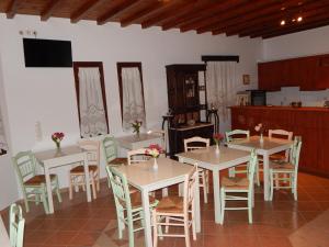 Reštaurácia alebo iné gastronomické zariadenie v ubytovaní Nisiotiko house in Tinos near the beach