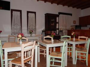 Reštaurácia alebo iné gastronomické zariadenie v ubytovaní Nisiotiko house in Tinos near the beach
