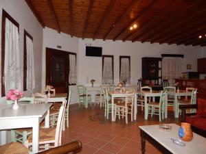 Restaurace v ubytování Nisiotiko house in Tinos near the beach