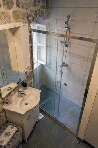 Vonios kambarys apgyvendinimo įstaigoje Sunny Port Apartment & Rooms