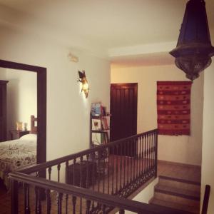 Habitación con una escalera que conduce a un dormitorio. en Casa Lareymora en Algarrobo