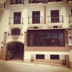 un edificio con balcones y escaleras en el lateral. en Casa Lareymora, en Algarrobo
