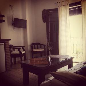 salon ze stolikiem kawowym i krzesłami w obiekcie Casa Lareymora w mieście Algarrobo