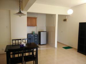 波德申阳光海湾度假酒店的厨房里有一张桌子和一个冰箱 更多14张照片