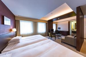 Кровать или кровати в номере Centrair Hotel