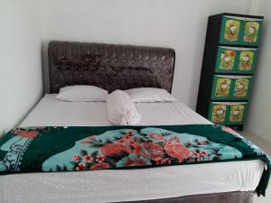 Postel nebo postele na pokoji v ubytování Penginapan Rezki Syariah