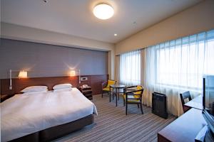 Tempat tidur dalam kamar di Centrair Hotel