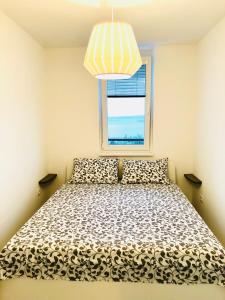 een slaapkamer met een bed en een raam bij Seaview Apartment in Koper
