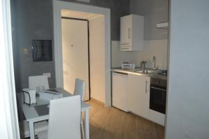 Kuchnia lub aneks kuchenny w obiekcie Petros Room Camere