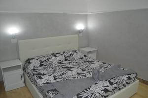 Łóżko lub łóżka w pokoju w obiekcie Petros Room Camere