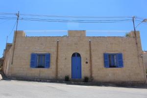 加拉Simar的蓝色百叶窗和蓝色门的砖砌建筑