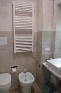 Łazienka w obiekcie Petros Room Camere