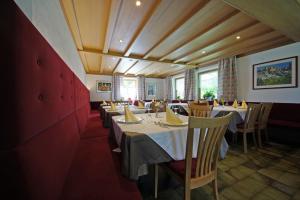 a restaurant with tables and chairs in a room at Pension Arnica B&B in San Vigilio Di Marebbe +27 photos