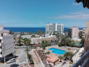 widok na miasto z basenem i ocean w obiekcie Borinquen Private Homes w Playa de las Americas