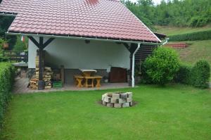 einen Pavillon mit einem Picknicktisch im Hof in der Unterkunft Chata U Serifa in Stružinec