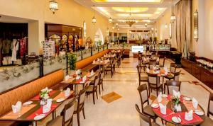 מסעדה או מקום אחר לאכול בו ב-Golden Tulip Nizwa Hotel