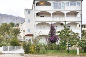 Vonkajšia záhrada v ubytovaní Apartmani Mlikotić