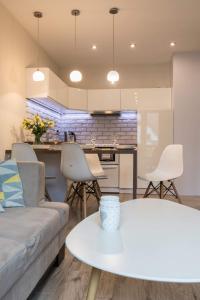 uma sala de estar com um sofá e uma mesa em Apartament Premium Odkryj Zakopane em Zakopane