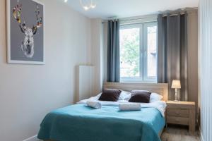 um quarto com uma cama com cabeça de veado em Apartament Premium Odkryj Zakopane em Zakopane