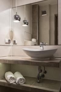 ザコパネにあるApartament Premium Odkryj Zakopaneのバスルーム(シンク、鏡、タオル付)