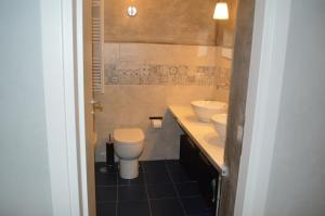 Łazienka w obiekcie Petros Room Camere