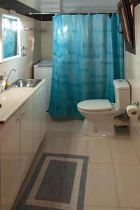 A bathroom at Ellinas Homes