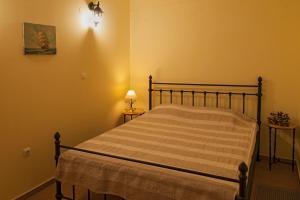 A bed or beds in a room at Ellinas Homes