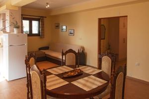 A seating area at Ellinas Homes