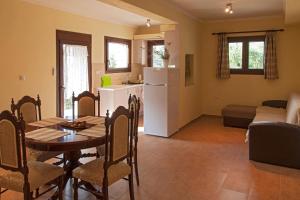 A kitchen or kitchenette at Ellinas Homes