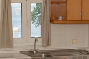 A kitchen or kitchenette at Cavos Beach House