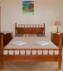 A bed or beds in a room at Ellinas Homes