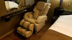 三浦市にあるホテルマーメイド（大人専用）の椅子、ベッド、鏡が備わる客室です。