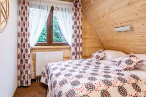 A bed or beds in a room at Apartamenty Jędrol