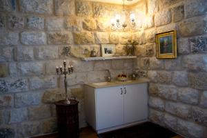 梅图拉Beit Shalom Historical boutique Hotel的一间带水槽和石墙的浴室
