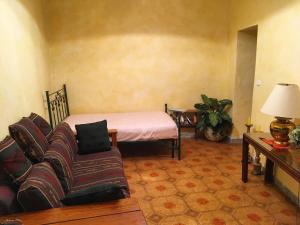 スカレアにあるScalea Historic Center Apartmentsのソファとベッドのあるリビングルーム