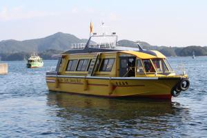 un barco amarillo flotando sobre un cuerpo de agua en Seaside Hotel Geibousou, en Shima