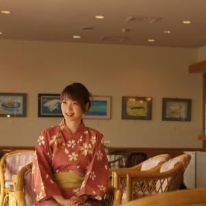 una mujer con un kimono sentada en una silla en Seaside Hotel Geibousou, en Shima