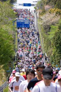 un gran grupo de personas corriendo una maratón en Seaside Hotel Geibousou, en Shima