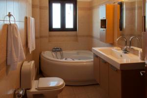 A bathroom at Ellinas Homes Még 28 kép