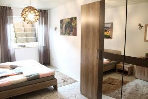 um quarto com uma cama e uma porta de vidro em Ferienwohnung " Gecko 2 " em Andernach