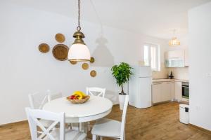 Kuchyň nebo kuchyňský kout v ubytování Apartment Alex